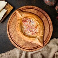 Хачапури по-аджарски с ветчиной в Gaumarjos