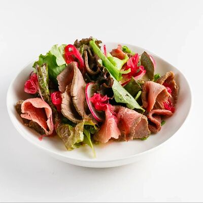 Салат с ростбифом, томатами, редисом и медово-горчичным соусом в Гости по цене 620 ₽