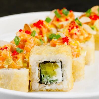 Хрустящий ролл с лососем в Пхипхи по цене 730 ₽