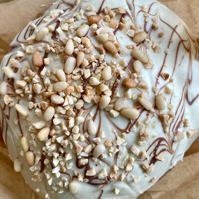 Кулич в белом и молочном шоколаде Фундучный в Панда по цене 750 ₽