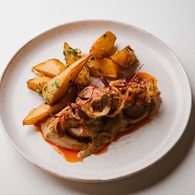 Медальоны из свиной вырезки с грибным соусом и картофелем Пушкин в Круча по цене 1100 ₽