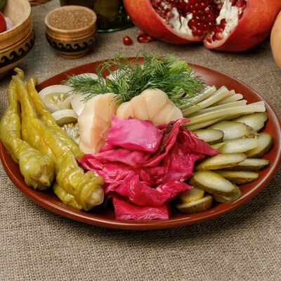 Ассорти из маринованных овощей в Гранат по цене 480 ₽