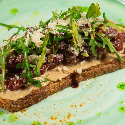 Брускетта с тартаром из говядиныв Самер Джем по цене 919 ₽