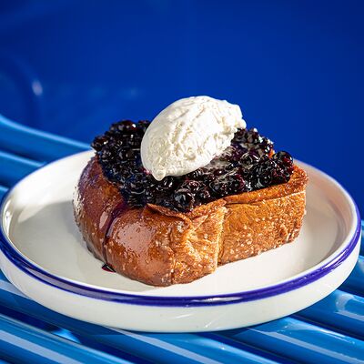 Карамельный тост, черничное варенье в Mates pizzabar по цене 820 ₽