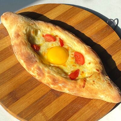 Хачапури по-аджарски с томатами в Full house по цене 499 ₽