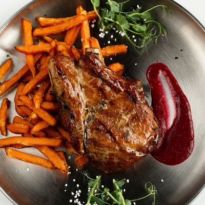 Свиная корейка на кости с соусом Вишня-чили в CASPARY BRAU по цене 1090 ₽