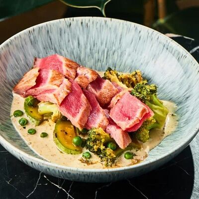 Тунец с соте из зелёных овощей в AGATA по цене 940 ₽