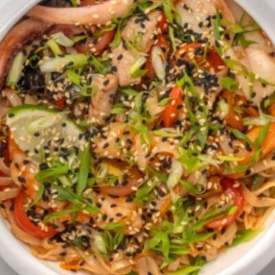 Удон с морепродуктамив Мидийное место по цене 750 ₽