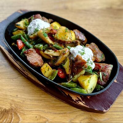 Шкворчащая сковородка со свининой в Филин-термы по цене 590 ₽