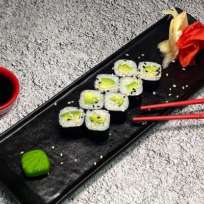 Маки с авокадо в Sushi-Дзен по цене 250 ₽