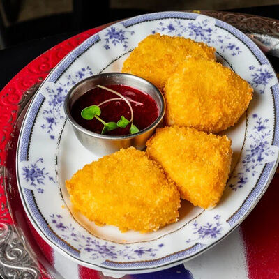 Жареный сыр с брусничным соусом в Цех по цене 380 ₽