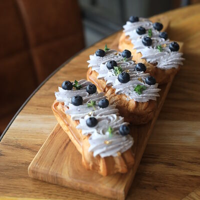 Эклер с голубикой в Сыроварня по цене 600 ₽