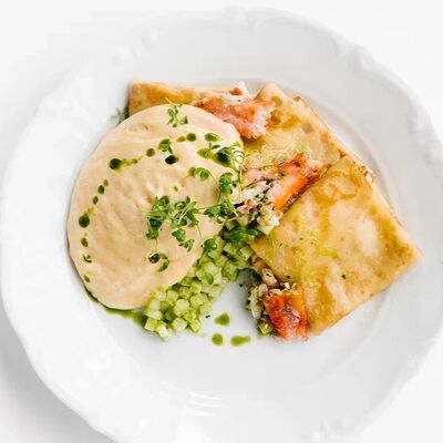 Блины, краб, голландский соус в Эклерная по цене 1230 ₽