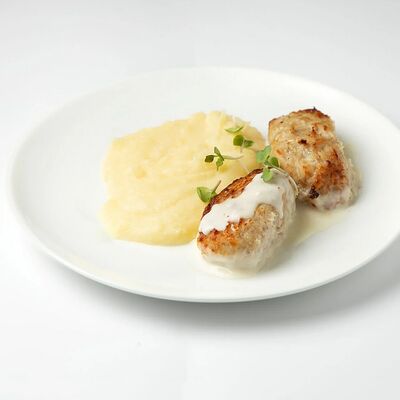 Котлеты куриные с картофельным пюре и сырным соусом в Dobro кофе по цене 550 ₽