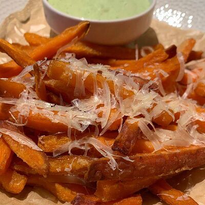 Батат фри с пармезаном и соусом из авокадо и йогуртав Улитка по цене 355 ₽