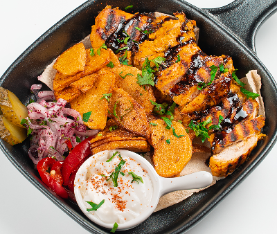 Шаурма из курицы на тарелке в Lebanese Kebab & Grill по цене 550 ₽