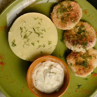 Котлетки рыбные с пюре в у МАМАN по цене 630 ₽