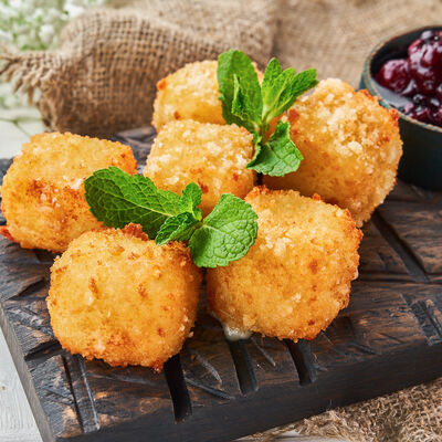 Жареный сыр во фритюре с ягодным фламбе в MANANA по цене 360