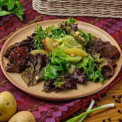 Салат с печенью и томленой грушей в КинZa-Dза по цене 720 ₽