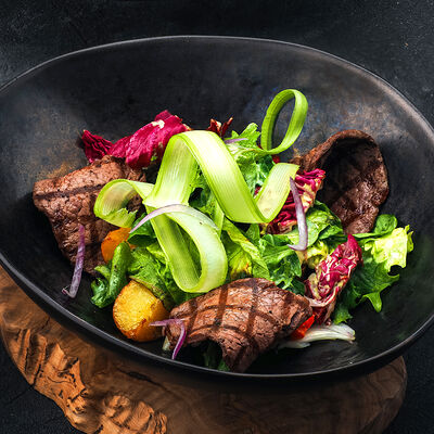 Салат с говяжьей вырезкой на гриле в Mojo по цене 580