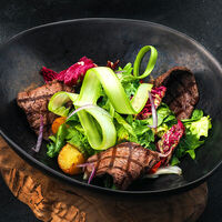 Салат с говяжьей вырезкой на гриле в Mojo