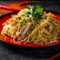 Вок с рисовой лапшой и уткой в Chef Duck