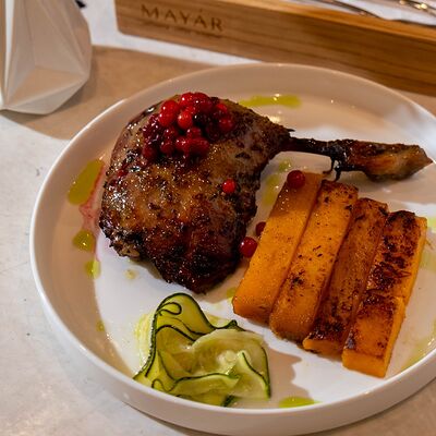 Утиная ножка в медово-горчичном маринаде с печеной тыквой и пьяной брусникой в MAYAR по цене 1270 ₽