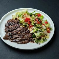 Стейк-салат в Mesto Sushi & Grill