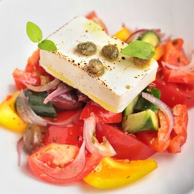 Греческий салат с маринованными оливками в Бурбон по цене 850 ₽