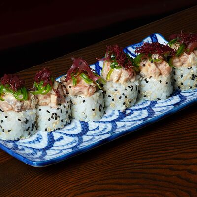 Ролл с креветкой, лососем, угрем, мисо и водорослями в Ezo Izakaya по цене 850 ₽