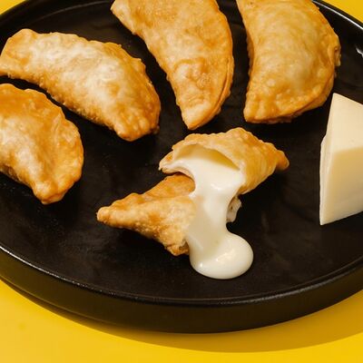 Чебурек-Ми с моцареллой 5 шт. в Чебурекми по цене 250 ₽