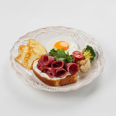 Завтрак с сыром халуми и копченым мясом в Coffee BOOM по цене 3100 ₸