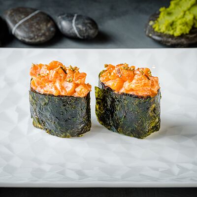 Суши спайси с лососем в Nella Foresta по цене 450 ₽