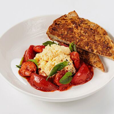 Скрембл с томатами и креветкамив Coffee BOOM по цене 2900 ₸