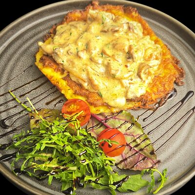 Драник с курицей и грибами в сливочном соусе в Сытый гусь по цене 600 ₽