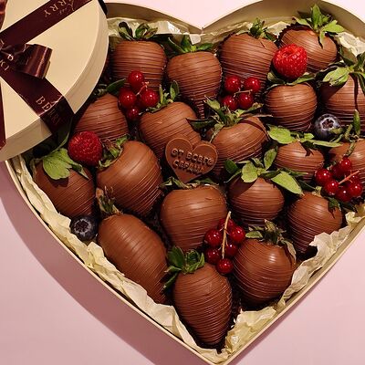 Подарочный набор клубники в шоколаде Сердцев Kissberry по цене 5200 ₽