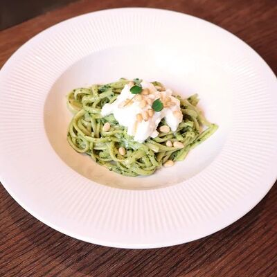 Лингвини со страчателлой, соусом песто и кедровыми орешками в Миллениал по цене 870 ₽