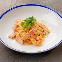 Тальятелле с лососем и креветкой в соусе Том Ям в Искра Бистро