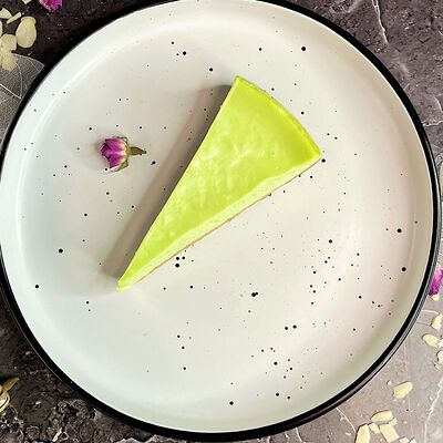 Чизкейк фисташковый в Рива Рум лаунж бар по цене 385 ₽