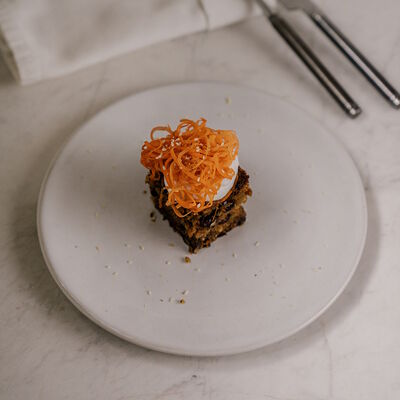 Морковный торт с кокосовым кремом в Сыроварня по цене 490