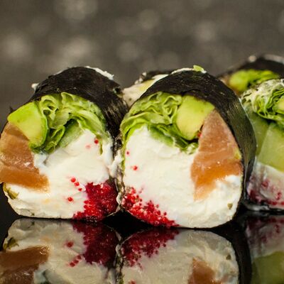 Кето-ролл с лососем 1/2 в Ем с Матрёшкой по цене 495 ₽