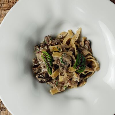 Паста Мафальдине с телячьими щечками и соусом из лесных грибов в FARRO PASTA BAR по цене 690 ₽