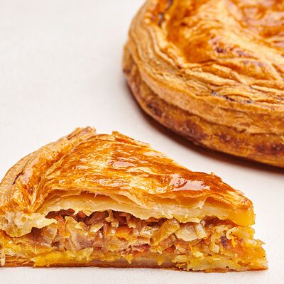 Пирог слоёный с капустой и беконом (кусочек) в Кондитерская пекарня Варвара и Jerome по цене 148 ₽