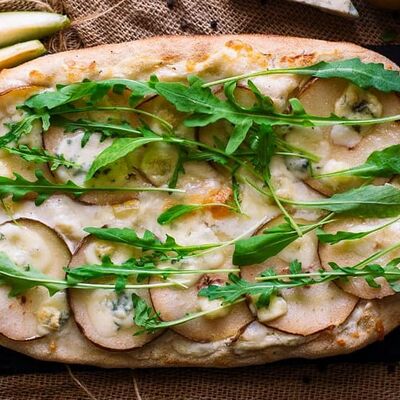 Пицца на римском тесте с грушей и дорблю в Хлеб да булки и любовь по цене 950 ₽