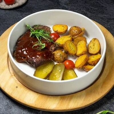 Говядина томленая с картофелем черри в Щепка по цене 1330 ₽