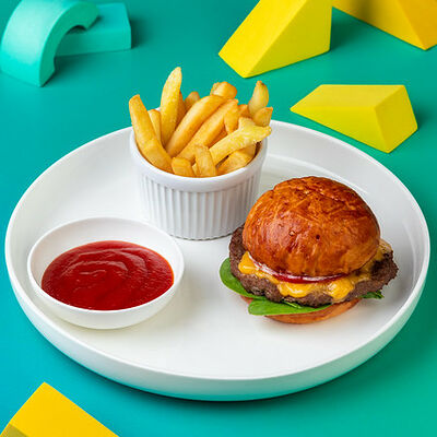 Чизбургер с картофелем фри в VASILCHUKI Chaihona №1 по цене 640 ₽