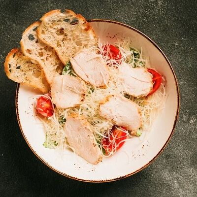 Салат Цезарь с курицей в PANORAMA по цене 570 ₽