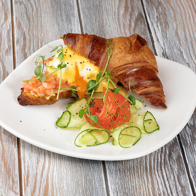 Яйцо Бенедикт с лососем на круассане в Кофейня на Остоженке по цене 1270 ₽