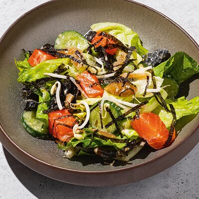 Сеульский салат с лососем, древесными грибами и битыми огурцами в Антрекот по цене 680 ₽