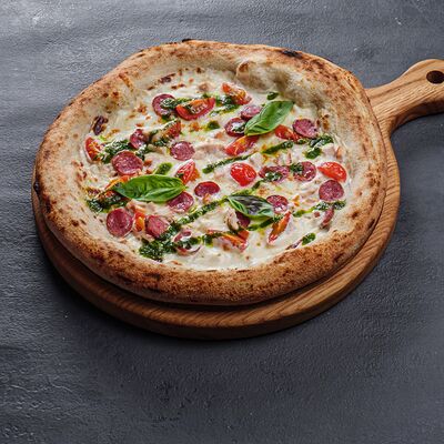 С колбасками, курицей и соусом песто в LAFA FAMILY по цене 830 ₽